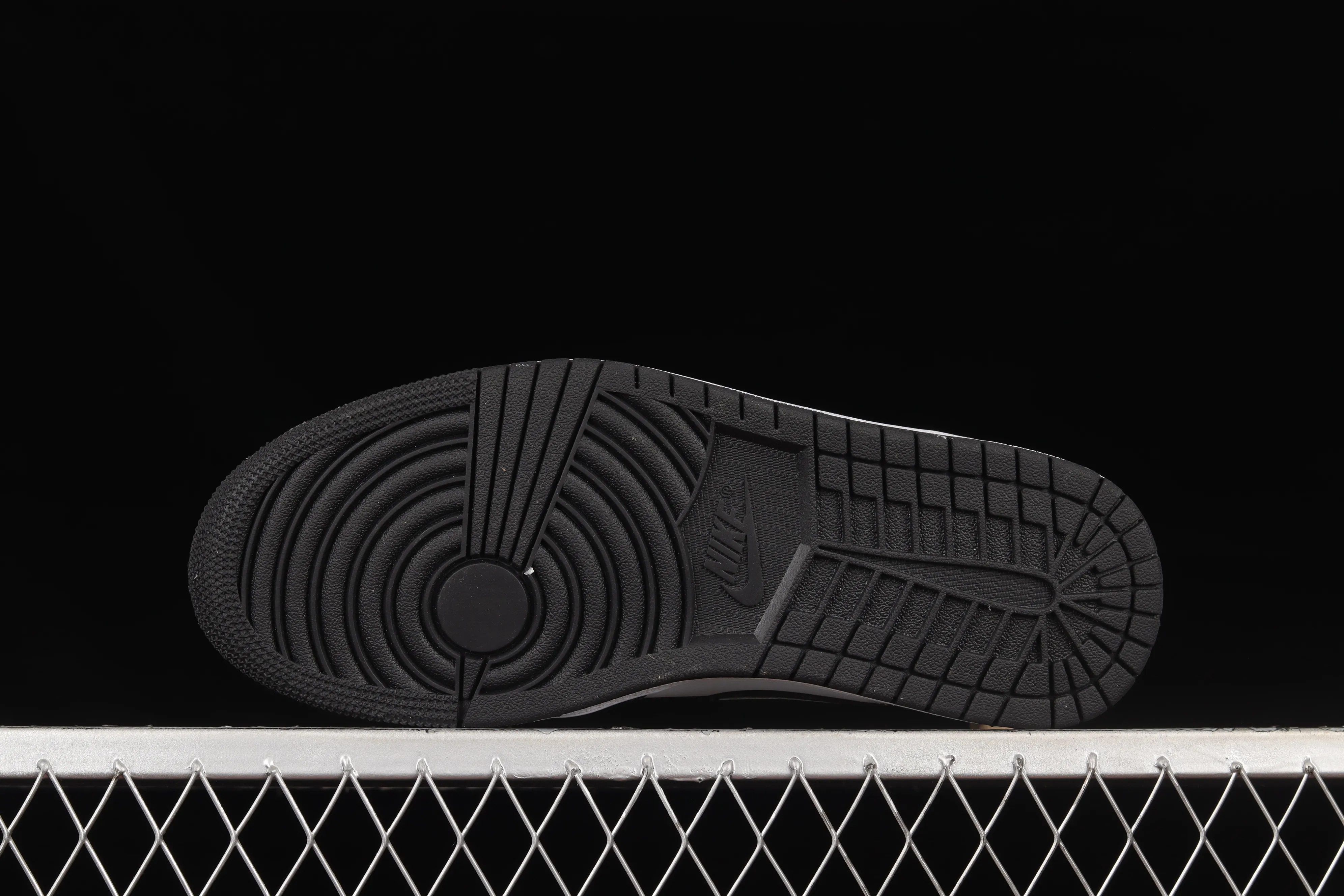 All categories Air Jordan Jordan series basketball shoes Air Jordan 1 Mid Air Jordan 1 Mid AJ1 Joe 1 patent leather black gold mid-top basketball shoes 554724-132